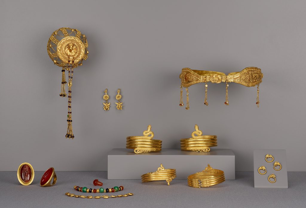 Choosing Jewelry Gifts That Feel Personal